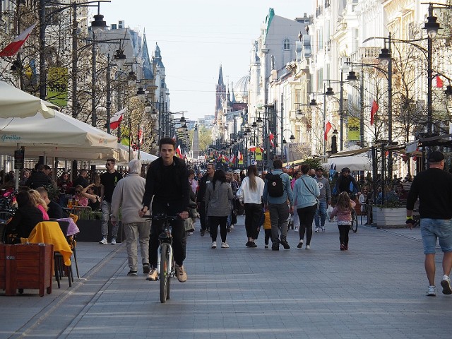 Na dobre rozpoczął się sezon ogródków gastronomiczny na ul. Piotrkowskiej. W poniedziałek 1 maja, w kolejnym dniu długiego weekendu wielu łodzian zdecydowało spędzić czas właśnie na łódzkim deptaku.