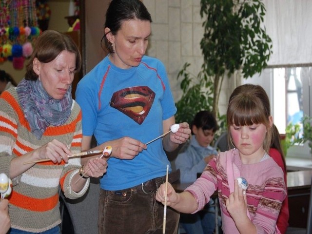 Kamila Czechowska (w środku), dyrektor Muzeum Ziemi Szubińskiej uczyła w sobotę chętnych zdobienia jaj metodą decoupage.