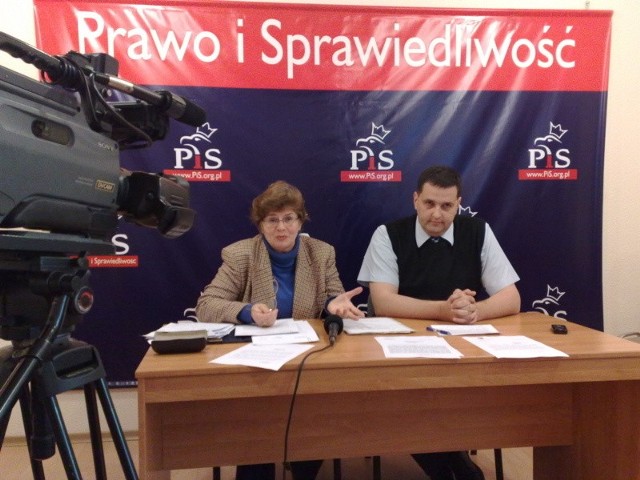 Elżbieta Płonka i Sebastian Pieńkowski z gorzowskiego PiS-u krytykowali na konferencji prasowej zarząd województwa za doprowadzenie do zerwania przez bank umowy.