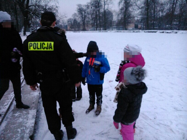 Policjanci pouczyli dzieci (i ich opiekunów) tym, że nie wolno wchodzić na lód.