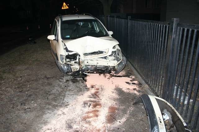 Tak zakończył się policyjny pościg za samochodem, który kierował mężczyzna z promilami. Rozpędzone auto zatrzymało się na latarni. Cud sprawił, że nikomu nic się nie stało, choć tragedia była o włos