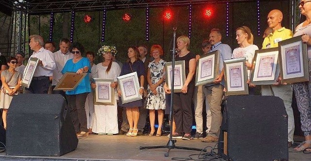 Większość producentów stojących z dyplomami na festiwalowej scenie w Grucznie to członkowie lokalnego oddziału Slow Food