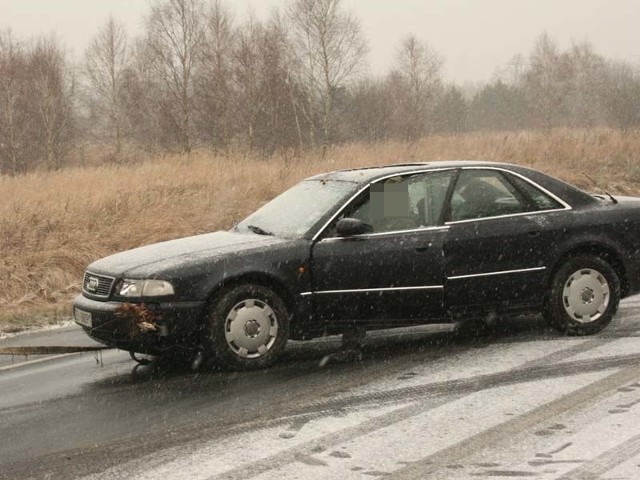 Na droga regionu jest bardzo niebezpiecznie. Pada deszcz i deszcz ze śniegiem. Do wypadku audi doszło około godziny 15 na ulicy Koszalińskiej w Karlinie. Na szczęście nikomu nic pozwanego się nie stało.