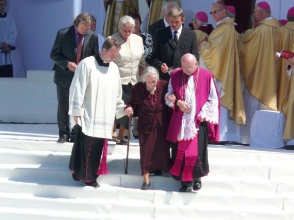 Dwadzieścia sześć lat temu Marianna Popiełuszko (w środku, na pierwszym planie) płakała na pogrzebie zamordowanego syna, dziś, kilka dni po setnych urodzinach, cieszyła się z jego beatyfikacji.