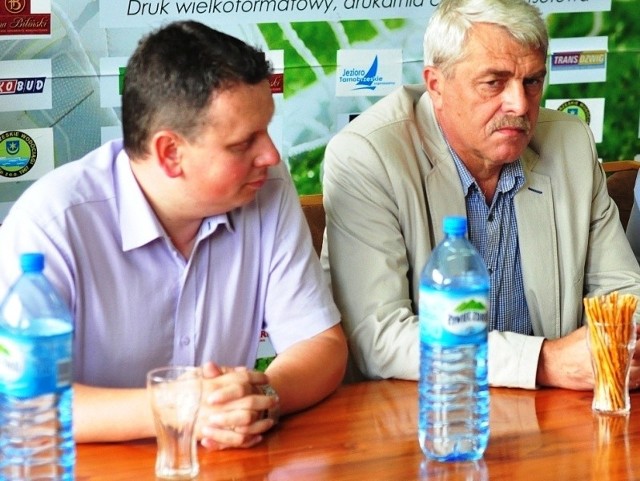 Prezes Spółki Akcyjnej Siarka Tarnobrzeg Dariusz Dziedzic (z lewej) oraz były prezes Siarki Wacław Salamucha przez ostatnie lata walczyli o utrzymanie drugiej ligi dla Tarnobrzega.
