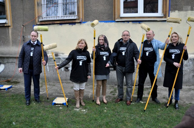 Pogromcy Bazgrołów i parlamentarzyści zamalowali ściany szkoły