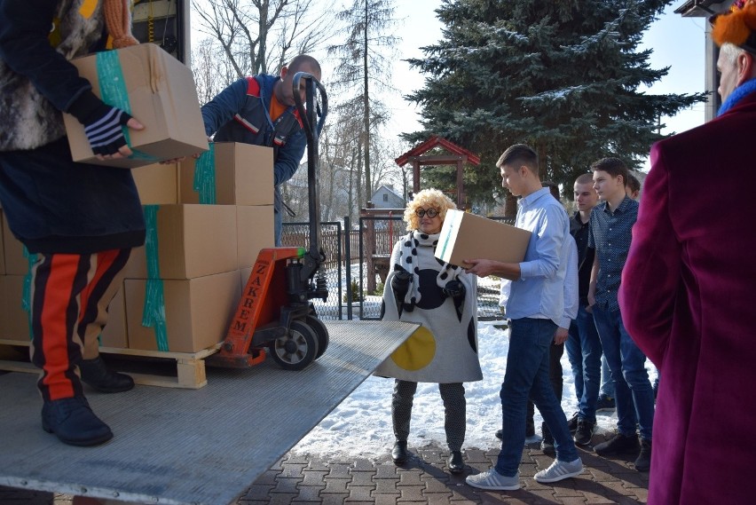 Przyjechała ciężarówka, a w niej tysiąc książek dla szkoły w Jerzmanowicach [ZDJĘCIA]