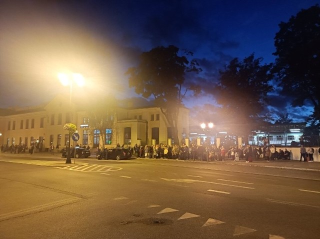 Po śmiertelnym potrąceniu pieszego na torach w Jarostach wstrzymano ruch pociągów. Podróżni oczekiwali na zastępczą komunikację autobusową m.in. na dworcu PKP w Piotrkowie Trybunalskim