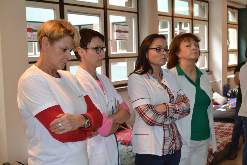 Barbara Nowacka odwiedziła protestujące pielęgniarki w...