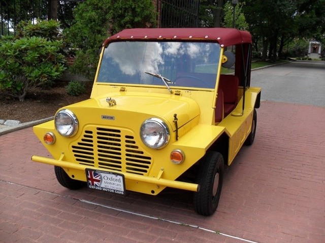 Austin Mini Moke rocznik 1967 przetrwał w świetnej kondycji na Florydzie. W profilu nośnym po lewej stronie  auta mieści się zbiornik paliwa. Po prawej - akumulator i "bagażnik"