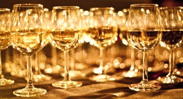 Coraz wiekszą popularnością na weselnych przyjęciach cieszy się wino.