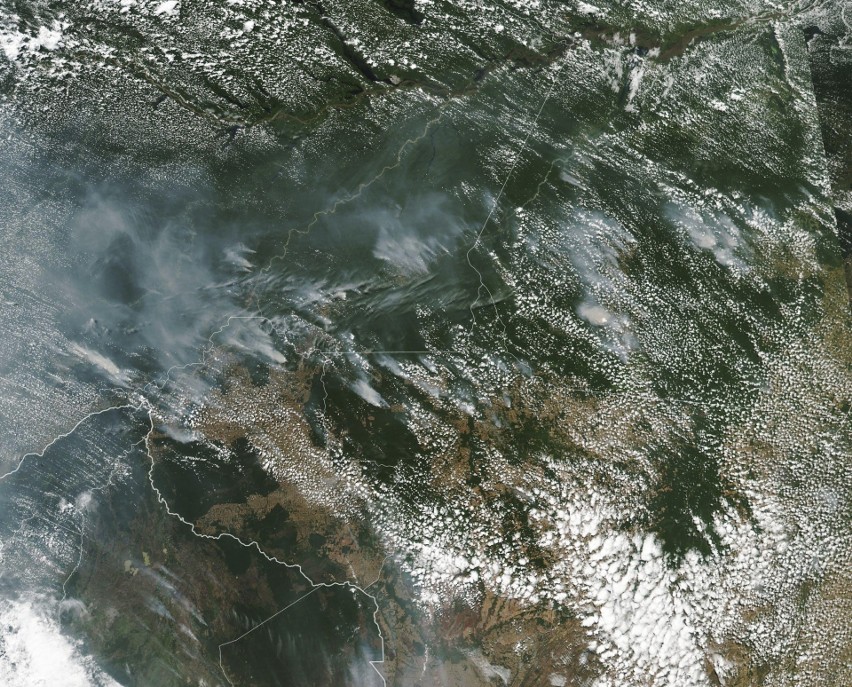 Na zdjęciu z kosmosu, udostępnionego przez NASA, widać dymy...