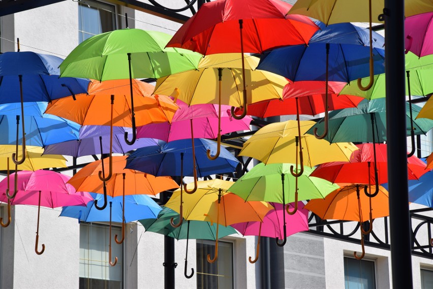 Białystok. Ulica Kilińskiego nabiera kolorów. Trwa montaż kilkuset parasoli (zdjęcia)