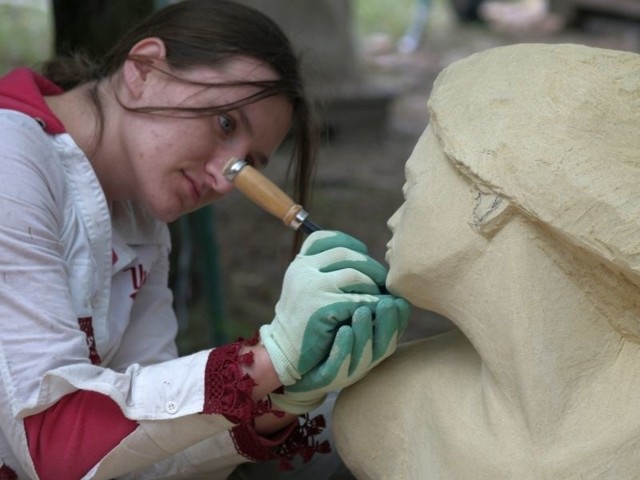 Studentka wydziału sztuki Uniwersytetu Rzeszowskiego pracuje nad rzeźbą w wapieniu janikowskim.