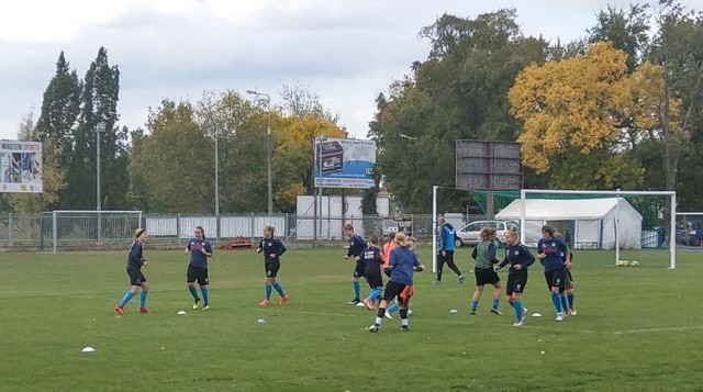 Futbolistki KKP Bydgoszcz na wyjeździe w Piastowie k. Warszawy.