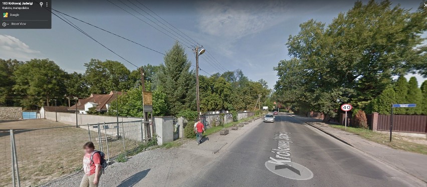 Kraków. 16 ciężkich betonowych donic, czyli... chodnik z przeszkodami na Woli Justowskiej