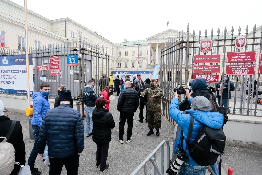 Szczepienia bez rejestracji. Warszawa: Akcja "Zaszczep się w majówkę" przyciągnęła tłumy [ZDJĘCIA] Mobilny punkt szczepień na placu Bankowym