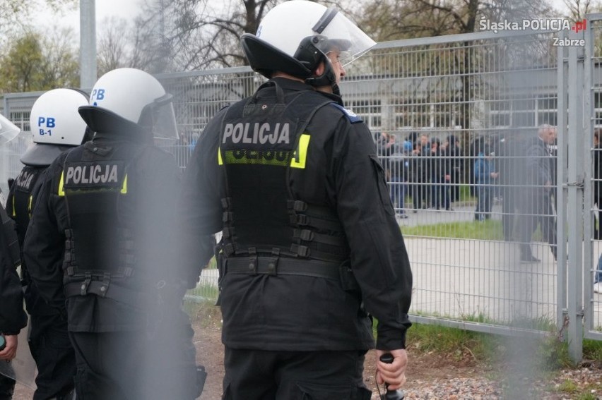 Pseudokibice dążyli do konfrontacji z policją w Zabrzu....