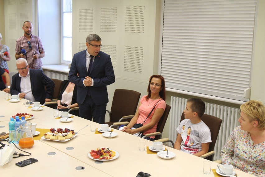 Denis z mamą w Centrum Powiadamiania Ratunkowego w...