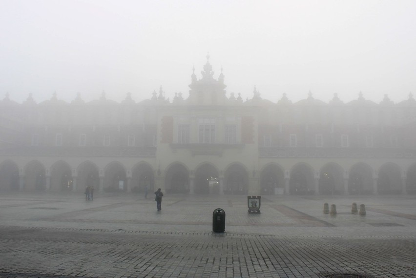 Kraków skąpany w gęstej mgle. Zobacz mroczne zdjęcia miasta [ZDJĘCIA]