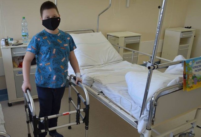 Dziesięcioletni Maksymilian niedługo po operacji chodzi już samodzielnie. Na razie jeszcze korzysta z balkonika, ale niedługo wróci do pełnej sprawności.