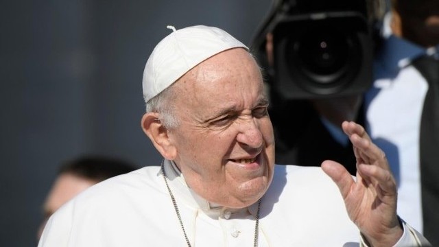 Papież Franciszek skarży się na problemy z kolanem.