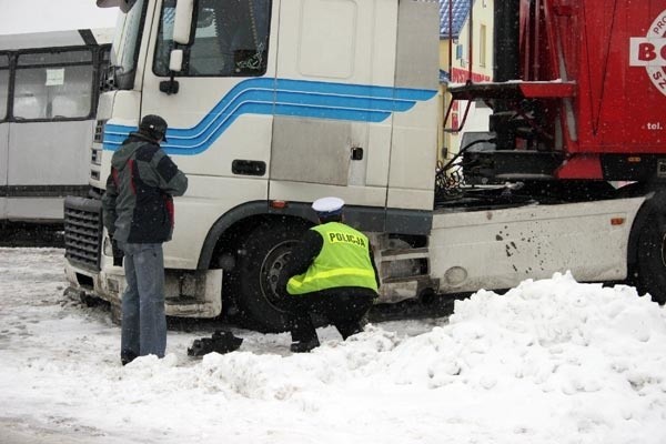 Wypadek i kolizja w SzówskuCiezarowy DAF przewozący 22 tony kamieni uderzyl w tyl autobusu. Kilkaset metrów dalej bus zderzyl sie z volkswagenem pasatem.  