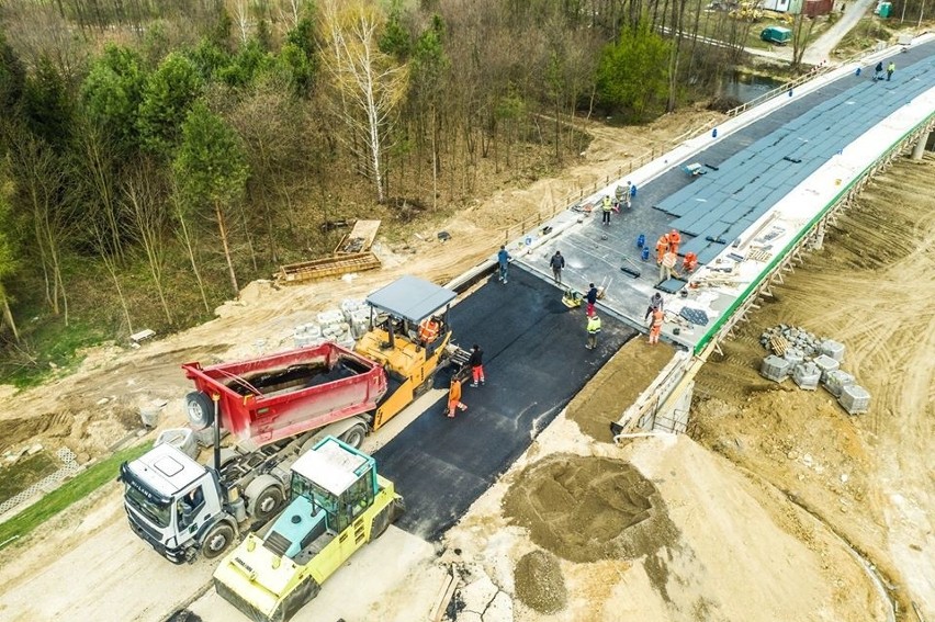 Budowa mostu na Czarnej Staszowskie - zdjęcia z drona.