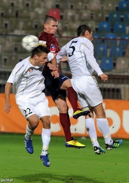 Zawisza (białe stroje) był rewelacją jesieni w I lidze, ale w Szczecinie poległ 0:1