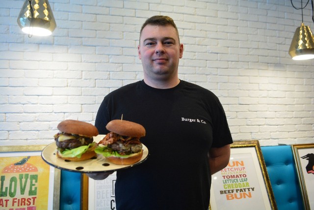 Marcin Zacharski, szef kuchni w Burger & Co. poleca pyszne burgery. Ich rodzajów jest kilkanaście. Są też pyszne śniadania czy kanapki.