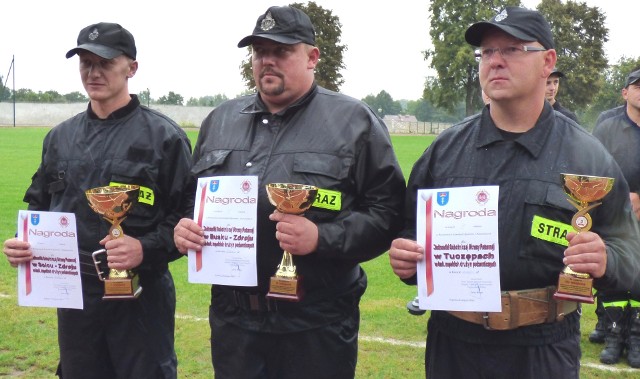 Najlepsi w kategorii seniorów - puchary za miejsca na podium odebrali podczas turnieju w Stopnicy kapitanowie drużyn strażackich (od lewej): z Piestrzca, Szańca i Kargowa.