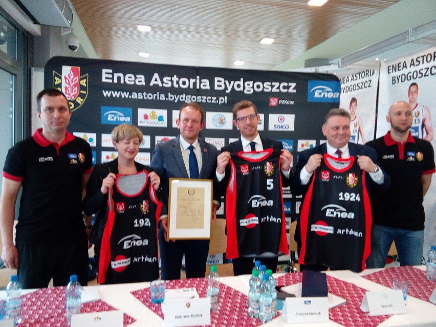 Od lewej: trener Grzegorz Skiba, wiceprezydent Bydgoszczy...