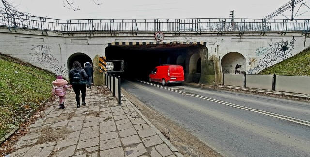 Jak rozwiązać problem zakleszczających się co jakiś czas ciężarówek pod wiaduktem na ulicy Szczecińskiej w Koszalinie?