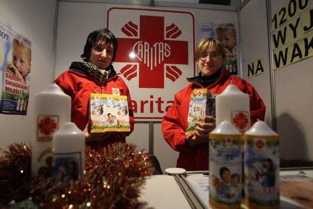 Wigilijna świeca Caritas to w polskich domach symbol, taki sam jak opłatek i  choinka