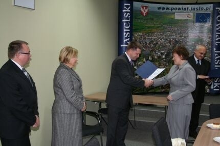 Nagrody wręczają (od prawej):  Adam Kmiecik, starosta jasielski,  Alicja Zając,przewodnicząca Rady Powiatu w Jaśle i Witold Lechowski. wicestarosta.