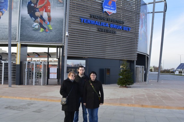 Marzena Sadłek (z prawej) ze swoją rodziną przed stadionem Termaliki Bruk-Betu Nieciecza