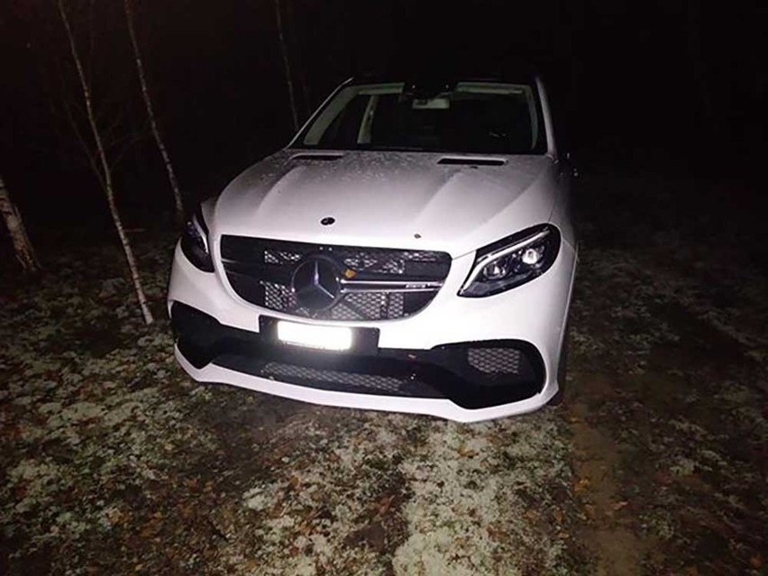 Luksusowy mercedes został znaleziony w lesie pod Dobroszowem...