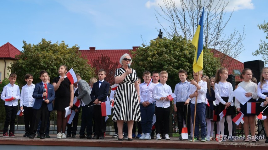 Przemawia dyrektor Zespołu Szkół w Osieku Małgorzata...