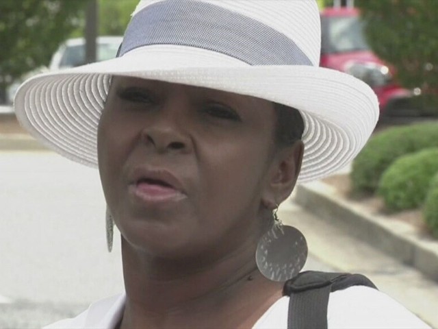 Leolah Brown, ciotka zmarłej twierdzi, że w śmierć zamieszana jest współopiekunka i druga ciotka Bobbi - Pat Houston.