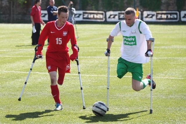 Rypinianin Mateusz Sadłowski (czerwony strój) w akcji.