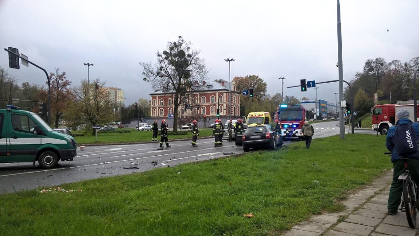 Wypadek na placu Poznańskim w Bydgoszczy. Jedna osoba trafiła do szpitala 