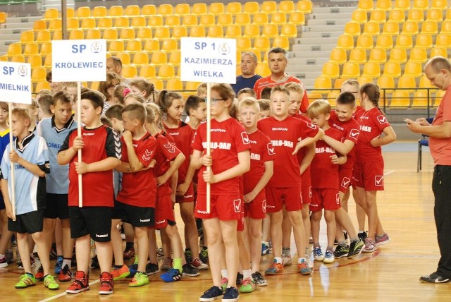 Reprezentacja Szkoły Podstawowej numer 1 z Kazimierzy Wielkiej wzięła udział w wojewódzkich finałach turnieju Dziecięca Piłka Ręczna