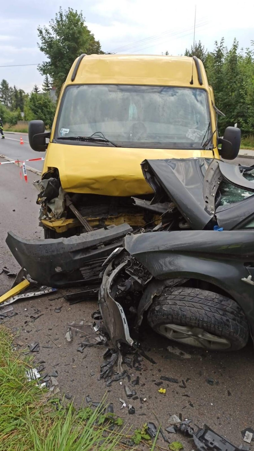 Groźny wypadek na skrzyżowaniu w Sielcu. Kobieta w poważnym stanie