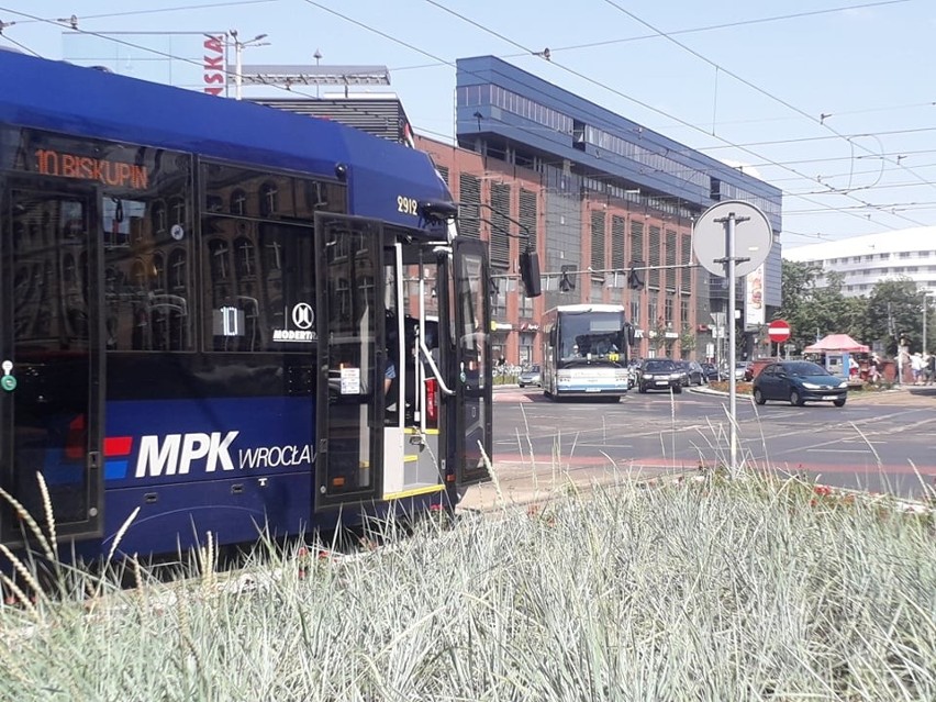 Wykolejenie tramwaju w centrum Wrocławia. Duże utrudnienia