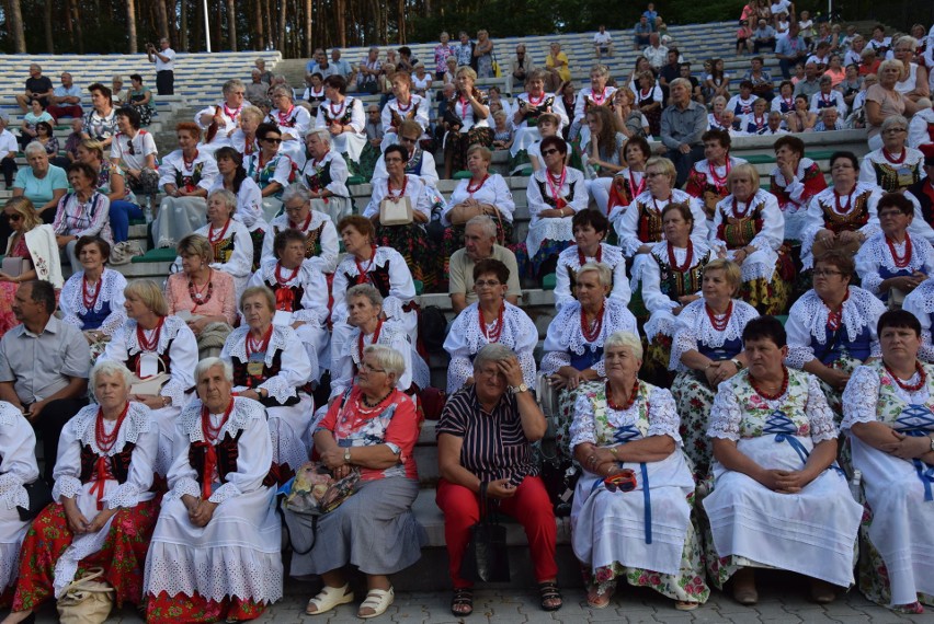 Dożynki w Rogoźniku. KGW Kocikowa z najpiękniejszym wieńcem dożynkowym ZDJĘCIA