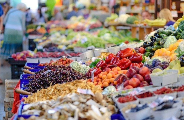Ceny warzyw i owoców na rynku Zjazdowa w Łodzi Ceny warzyw i  owoców na wielu łódzkich rynkach i targowiskach przyprawiają o ból głowy. Czy warto pojechać na rynek hurtowy Zjazdowa? Sprawdziliśmy, ile tam trzeba zapłacić za najpopularniejsze owoce i warzywa. Zobacz na kolejnych slajdach >>>