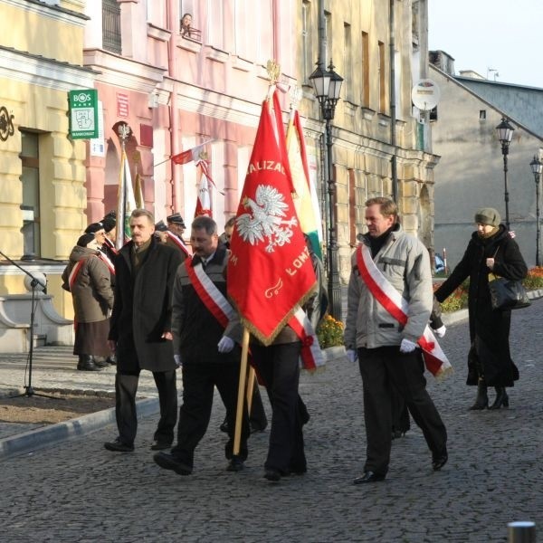 Setki lomzan uczestniczylo w obchodach rocznicy odzyskania niepodleglości przez Polske. Zlozono kwiaty w miejscu bohaterskiej śmierci Leona Kaliwody.  W katedrze uroczystą msze koncelebrowal biskup lomzynski Stanislaw Stefanek