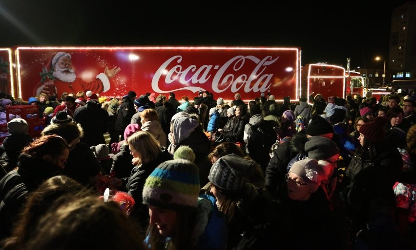 Niespotykane korki i kolizja. Powód? Tłumy chcą zobaczyć ciężarówkę Coca-Coli