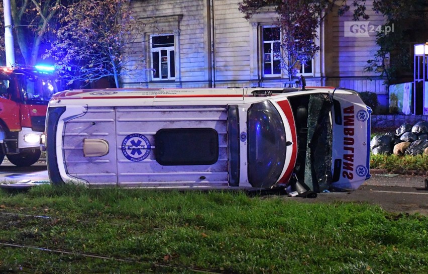 Wypadek na al. Wojska Polskiego w Szczecinie. Karetka zderzyła się z samochodem osobowym