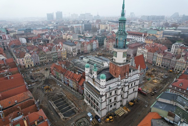 Remont płyty Starego Rynku w Poznaniu postępuje. Wielka inwestycja, budząca protesty i będąca według wielu przedsiębiorców gwoździem do trumny okolicznych lokali, jest na etapie wymiany podziemnych instalacji. Mają rozmach?Jak teraz wygląda wizytówka miasta? Zobacz wyjątkowe zdjęcia z lotu ptaka --->Czytaj też: Tajemnice poznańskiej synagogi. Kiedyś zachwycała, teraz popada w ruinę. Co jest w środku? Poznajcie jej tragiczną historię